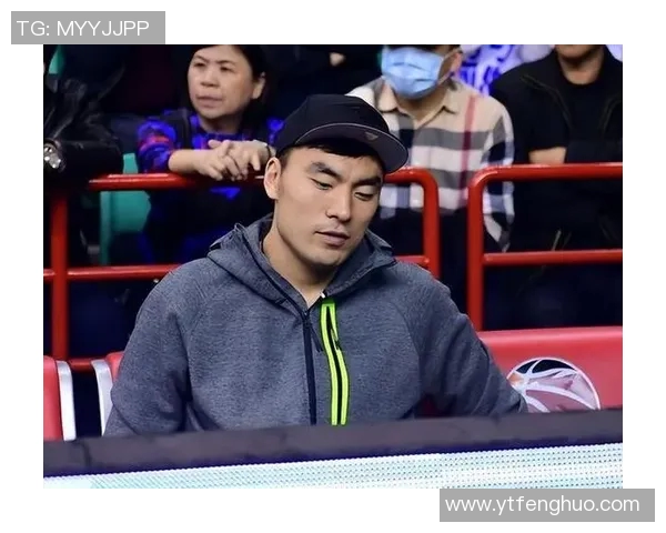 东北明星足球超级联赛精彩瞬间李晓旭意外踢飞郭艾伦引发热议 东北明星足球超级联赛精彩瞬间李晓旭意外踢飞郭艾伦引发热议