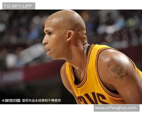 尼克斯队小前锋雷吉斯因病休战一个月，球队如何应对挑战？