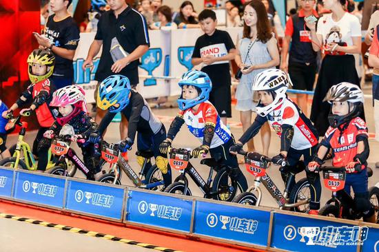 电竞竞猜官网“头”等赛事2025年南京都市圈职业技能竞赛美发项目比赛在扬开赛(图1)